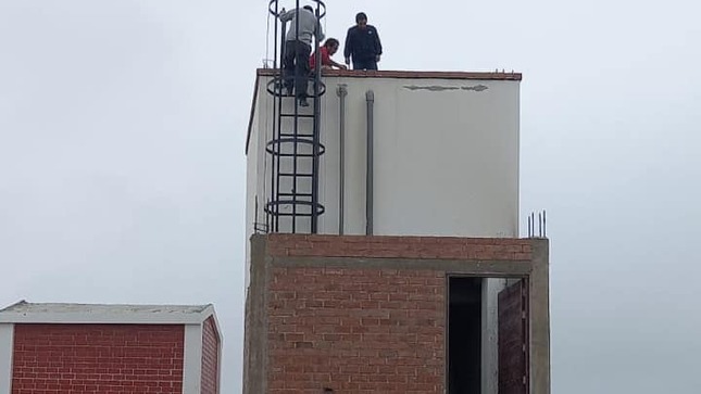 REALIZAN LIMPIEZA Y DESINFECCIÓN DEL TANQUE DE AGUA DEL CENTRO POBLADO CENTINELA