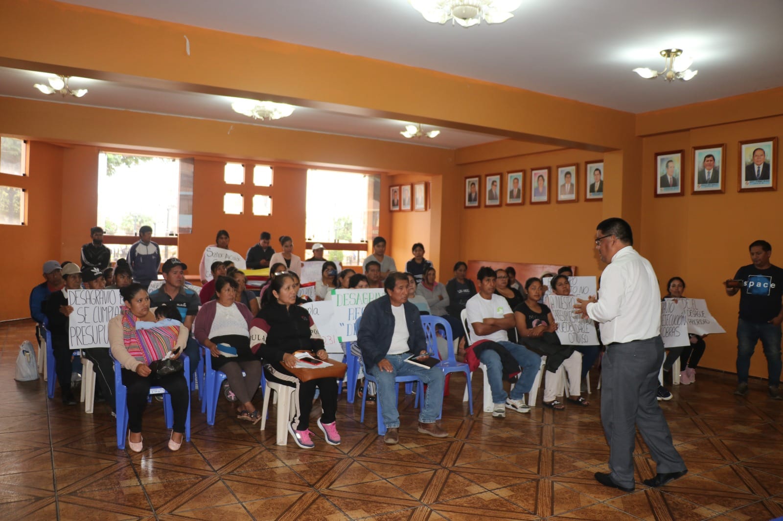 ALCALDE JUAN REAÑO Y FUNCIONARIOS SE REÚNEN CON POBLADORES DEL CENTRO POBLADO DESAGRAVIO PARA DILUCIDAR TEMA DEL PROYECTO A EJECUTARSE EN ESTE SECTOR