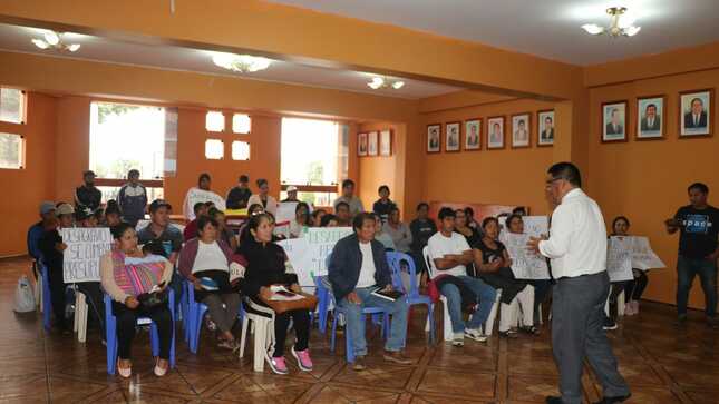 ALCALDE JUAN REAÑO Y FUNCIONARIOS SE REÚNEN CON POBLADORES DEL CENTRO POBLADO DESAGRAVIO PARA DILUCIDAR TEMA DEL PROYECTO A EJECUTARSE EN ESTE SECTOR