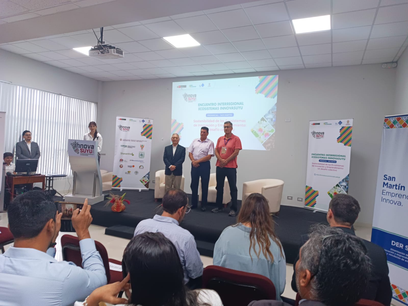 Autoridades asistentes al evento de ecosistemas regionales en San Martín