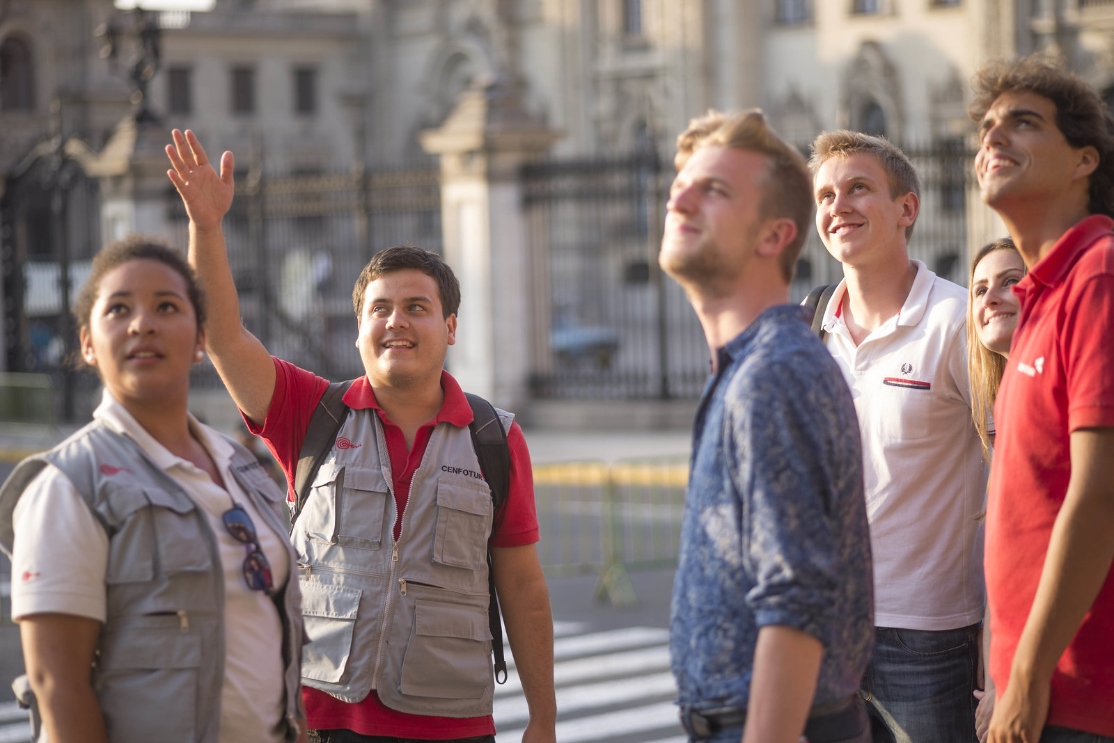 Turistas en Plaza Mayor de Lima