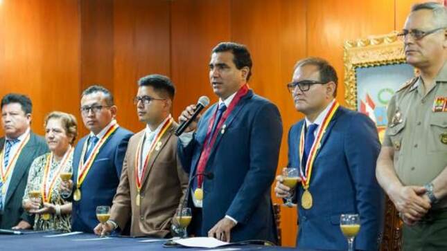 Gobernador: “Hay que pelear para que se avance con las soluciones en obras definitivas”