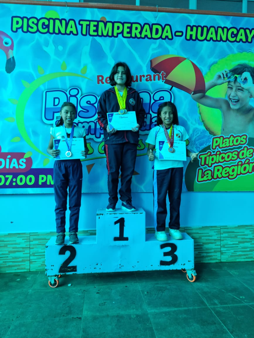 Triunfo Acuático: Akira Lian Cóndor Avanza a Etapa Macro Regional en Natación