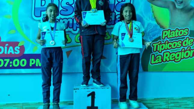 Triunfo Acuático: Akira Lian Cóndor Avanza a Etapa Macro Regional en Natación