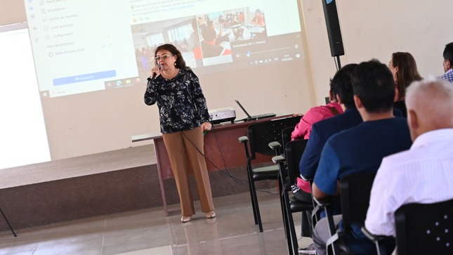 Fotografía donde directora de la UGEL 05 presenta el Informe de Gestión 2023