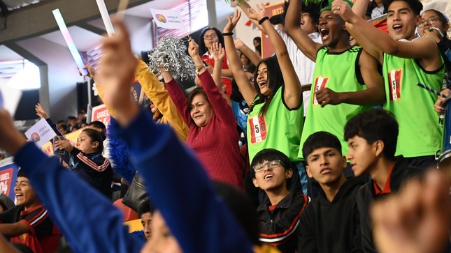 Alegría, emoción y entusiasmo es lo que se vivió en la inauguración de los Juegos Escolares Deportivos y Paradeportivos 2023, etapa regional, realizado el martes 8 de agosto de 2023, en el coliseo Divos, donde participaron estudiantes de diversas instituciones educativas de la jurisdicción UGEL 05.

Representando a la Unidad de Gestión Educativa Local (UGEL) N°05, la directora (e), Gardenia Bustamante, junto a especialistas del Área de Gestión de la Educación Básica Regular y Especial.

La ceremonia inició con la presentación de delegaciones, entonación del Himno Nacional, seguido de las palabras del director regional de Educación de Lima Metropolitana, Luis Alberto Quintanillas; así como los representantes de las entidades educativas Minedu y Municipalidad de Lima.

Se realizó el tradicional recorrido de la antorcha, a cargo de los estudiantes deportistas destacados de las diferentes disciplinas, para hacer posible el encendido del pebetero, que, da inicio, a los Juegos Escolares Deportivos y Paradeportivos 2023, etapa regional en Lima Metropolitana.

Seguidamente, se tomó juramento a los deportistas que participarán en esta nueva etapa regional.

La ceremonia finalizó con la presentación de números artísticos, como danza y canto, por los estudiantes de Lima Metropolitana.

Estuvieron presentes los estudiantes de las IIEE 151 Micaela Bastidas; 1182 El Bosque; 1179 Tomas Alva Edison; IE 139 Gran Amauta; IEP El Americano, IEP María Reyna del Cielo, IE 145 Independencia Americana, IE Fe y Alegría 26, Manuel Gonzales Prada, IE Saul Cantoral, 142 MDAC Solidaridad II, IE 156 El Porvenir, IE Casa Blanca de Jesús, IE 102 JAE.