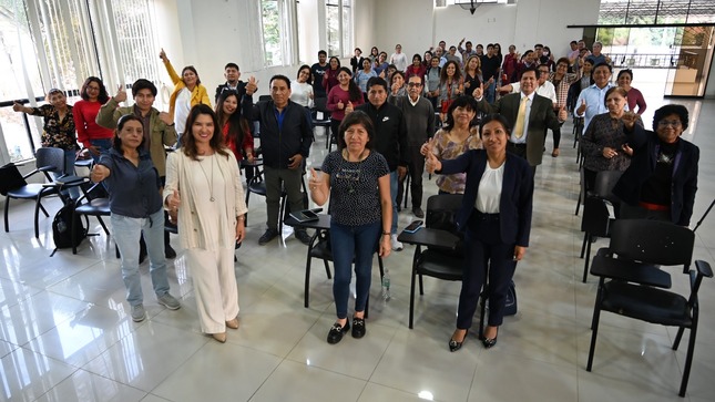 Fotografía de servidores junto a expositora Fátima