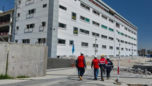 Junín.- La Contraloría General advirtió que el Gobierno Regional de Junín modificó el expediente del saldo de obra del Hospital El Carmen de Huancayo para incluir sin sustento técnico un componente denominado “gestión de proyecto” por S/ 840 mil, lo cual encarece el presupuesto inicial de S/ 185 449 485 y podría afectar el uso correcto de los recursos públicos.
