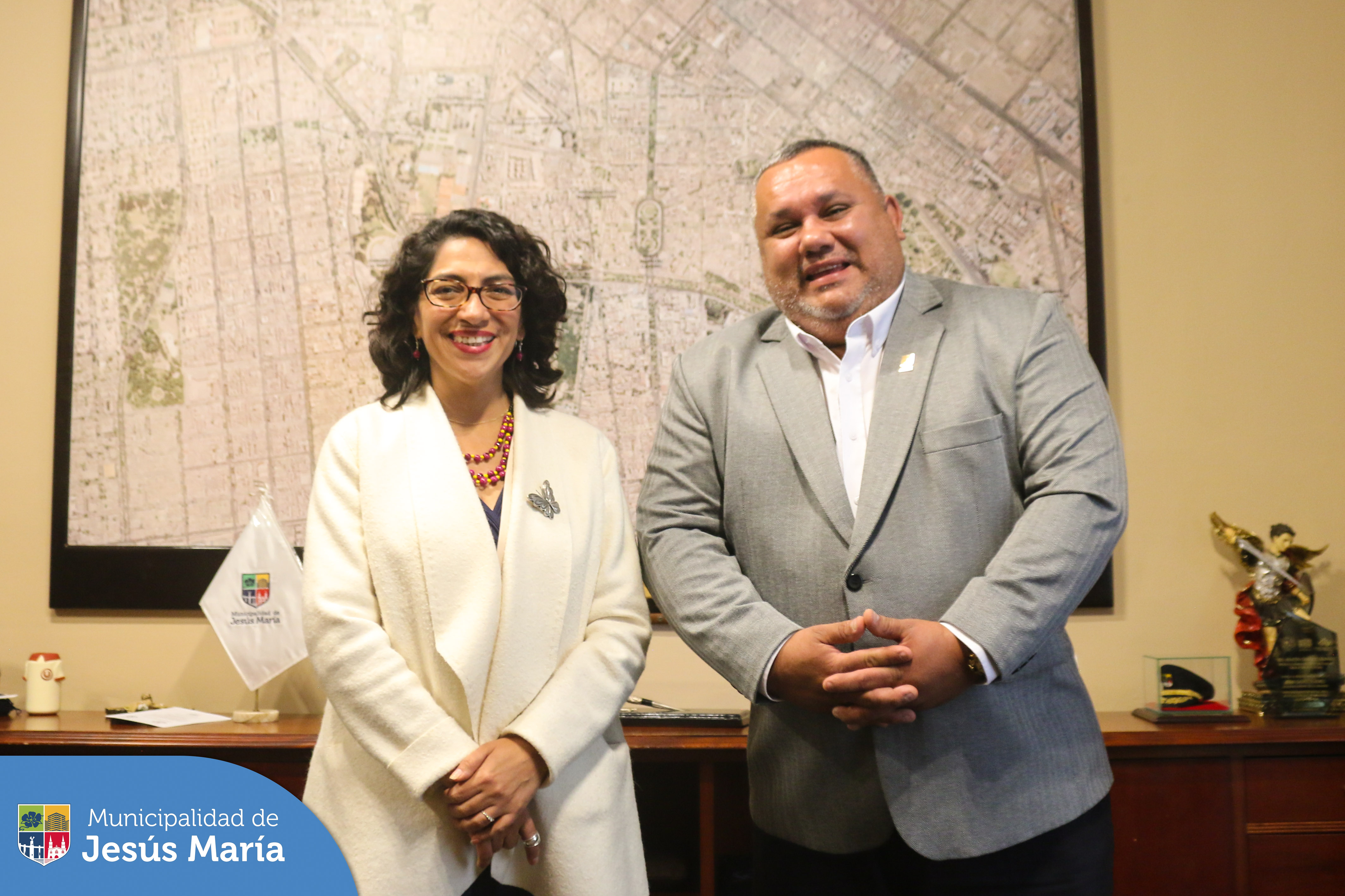 El alcalde Jesús Gálvez Olivares y nuestro gerente municipal, Harry Mac Bride se reunieron con la Ministra de Cultura, Leslie Urteaga para coordinar acciones conjuntas y trabajar de la mano en beneficio de la conservación y puesta en valor del patrimonio de nuestro distrito.
Entre otros temas se viene trabajando en conjunto en las investigaciones sobre el robo de las 4 puertas del Monumento a los héroes del 41.
#JesúsMaríaSomosTodos