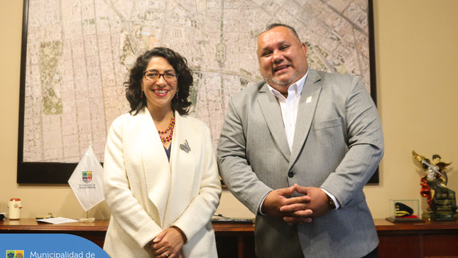 El alcalde Jesús Gálvez Olivares  y nuestro gerente municipal, Harry Mac Bride se reunieron  con la Ministra de Cultura, Leslie Urteaga para  coordinar acciones conjuntas y trabajar de la mano en beneficio de la conservación y puesta en valor del patrimonio de nuestro  distrito. 
Entre otros temas se viene trabajando en conjunto en las investigaciones sobre el robo de las 4 puertas del Monumento a los héroes  del 41.
#JesúsMaríaSomosTodos