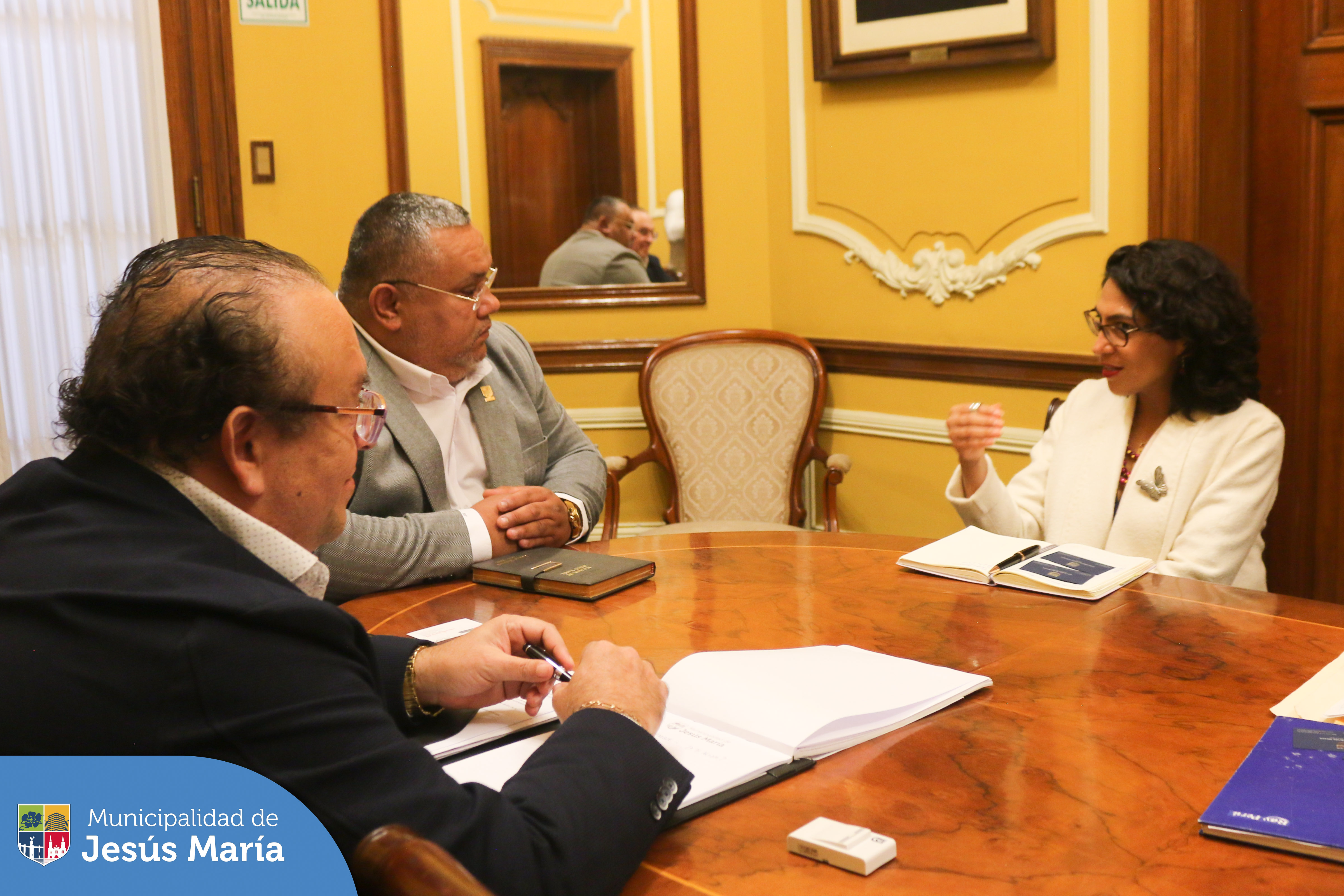 El alcalde Jesús Gálvez Olivares y nuestro gerente municipal, Harry Mac Bride se reunieron con la Ministra de Cultura, Leslie Urteaga para coordinar acciones conjuntas y trabajar de la mano en beneficio de la conservación y puesta en valor del patrimonio de nuestro distrito.
Entre otros temas se viene trabajando en conjunto en las investigaciones sobre el robo de las 4 puertas del Monumento a los héroes del 41.
#JesúsMaríaSomosTodos