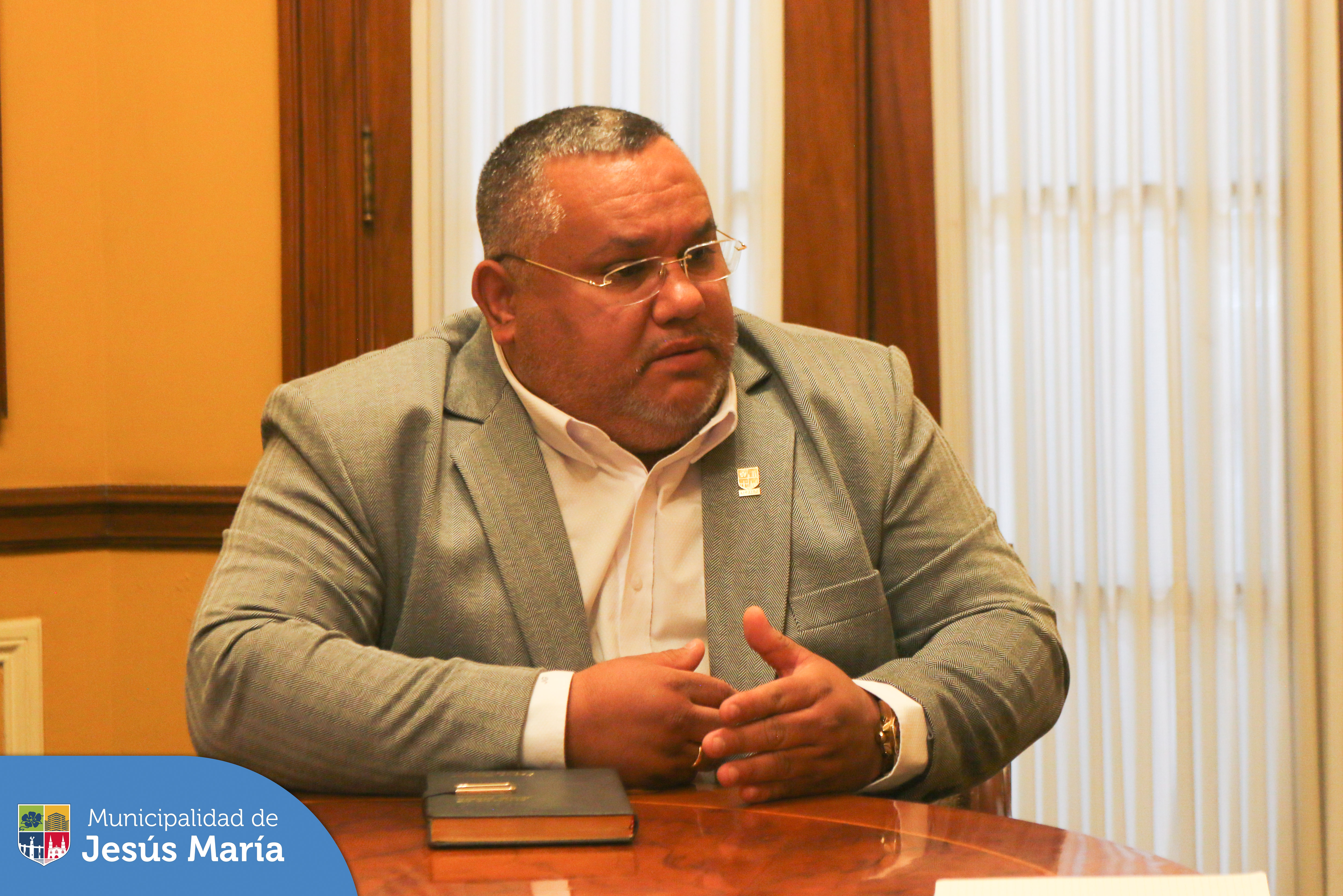 El alcalde Jesús Gálvez Olivares y nuestro gerente municipal, Harry Mac Bride se reunieron con la Ministra de Cultura, Leslie Urteaga para coordinar acciones conjuntas y trabajar de la mano en beneficio de la conservación y puesta en valor del patrimonio de nuestro distrito.
Entre otros temas se viene trabajando en conjunto en las investigaciones sobre el robo de las 4 puertas del Monumento a los héroes del 41.
#JesúsMaríaSomosTodos