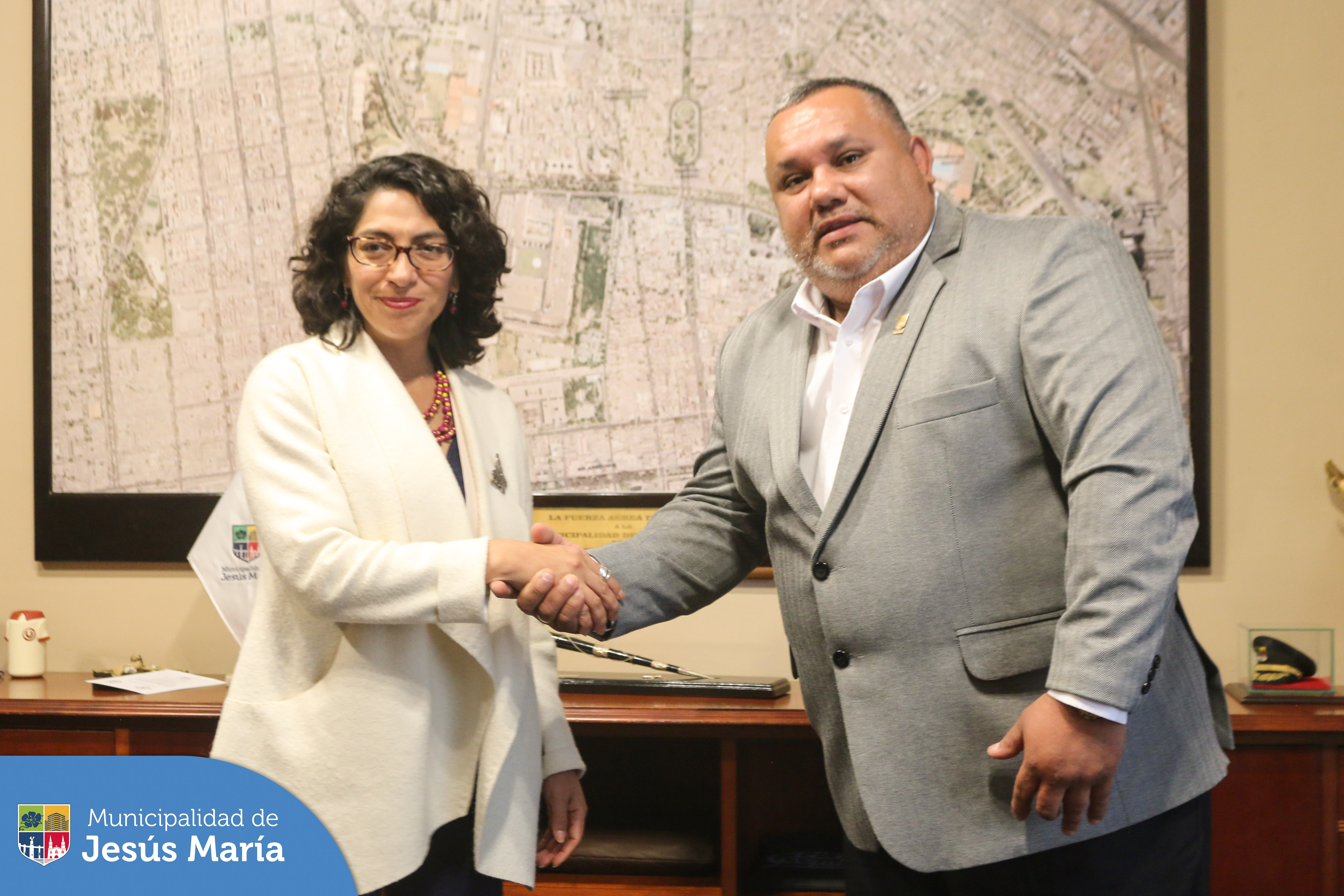 El alcalde Jesús Gálvez Olivares y nuestro gerente municipal, Harry Mac Bride se reunieron con la Ministra de Cultura, Leslie Urteaga para coordinar acciones conjuntas y trabajar de la mano en beneficio de la conservación y puesta en valor del patrimonio de nuestro distrito.
Entre otros temas se viene trabajando en conjunto en las investigaciones sobre el robo de las 4 puertas del Monumento a los héroes del 41.
#JesúsMaríaSomosTodos