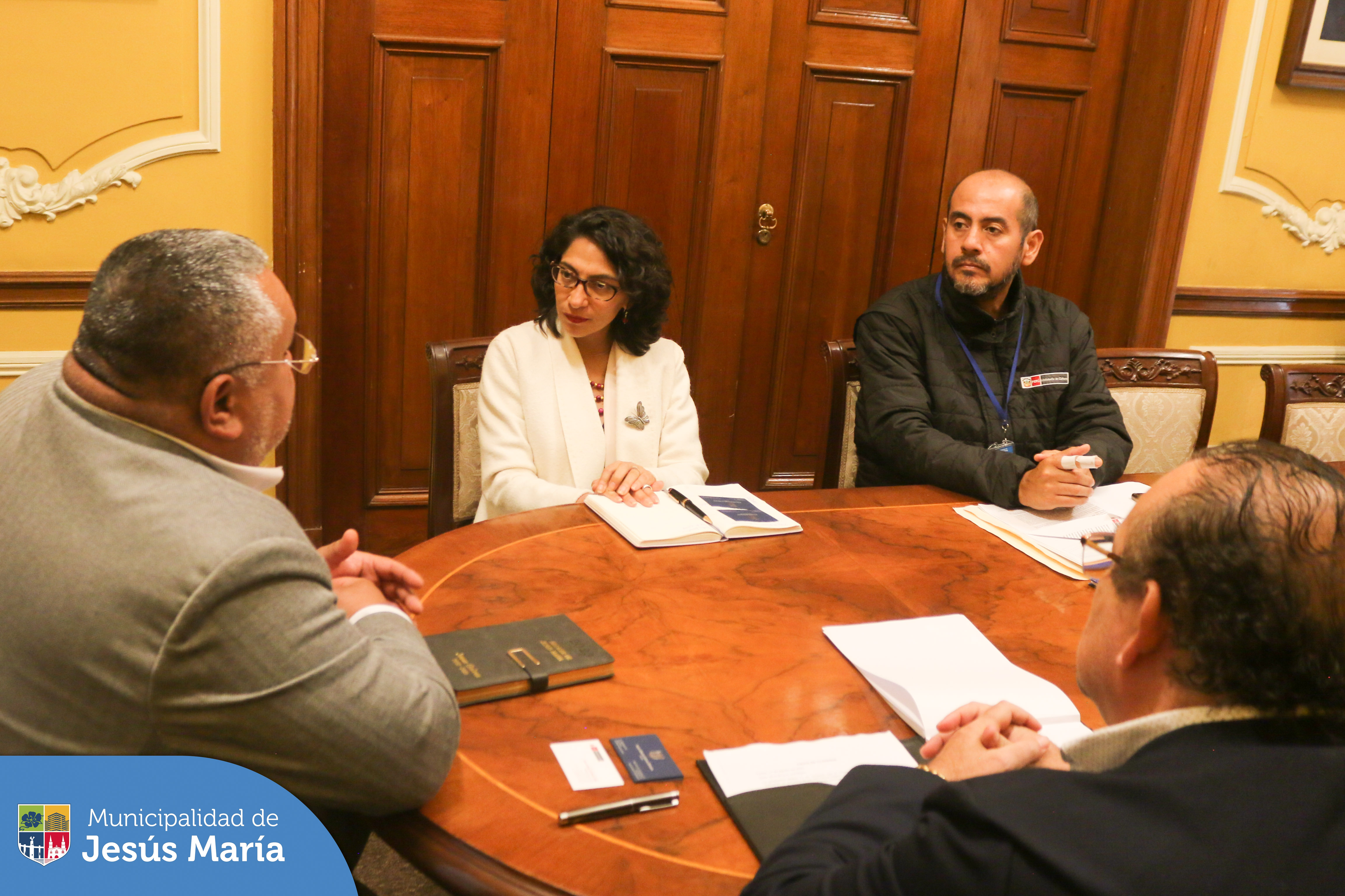 El alcalde Jesús Gálvez Olivares y nuestro gerente municipal, Harry Mac Bride se reunieron con la Ministra de Cultura, Leslie Urteaga para coordinar acciones conjuntas y trabajar de la mano en beneficio de la conservación y puesta en valor del patrimonio de nuestro distrito.
Entre otros temas se viene trabajando en conjunto en las investigaciones sobre el robo de las 4 puertas del Monumento a los héroes del 41.
#JesúsMaríaSomosTodos
