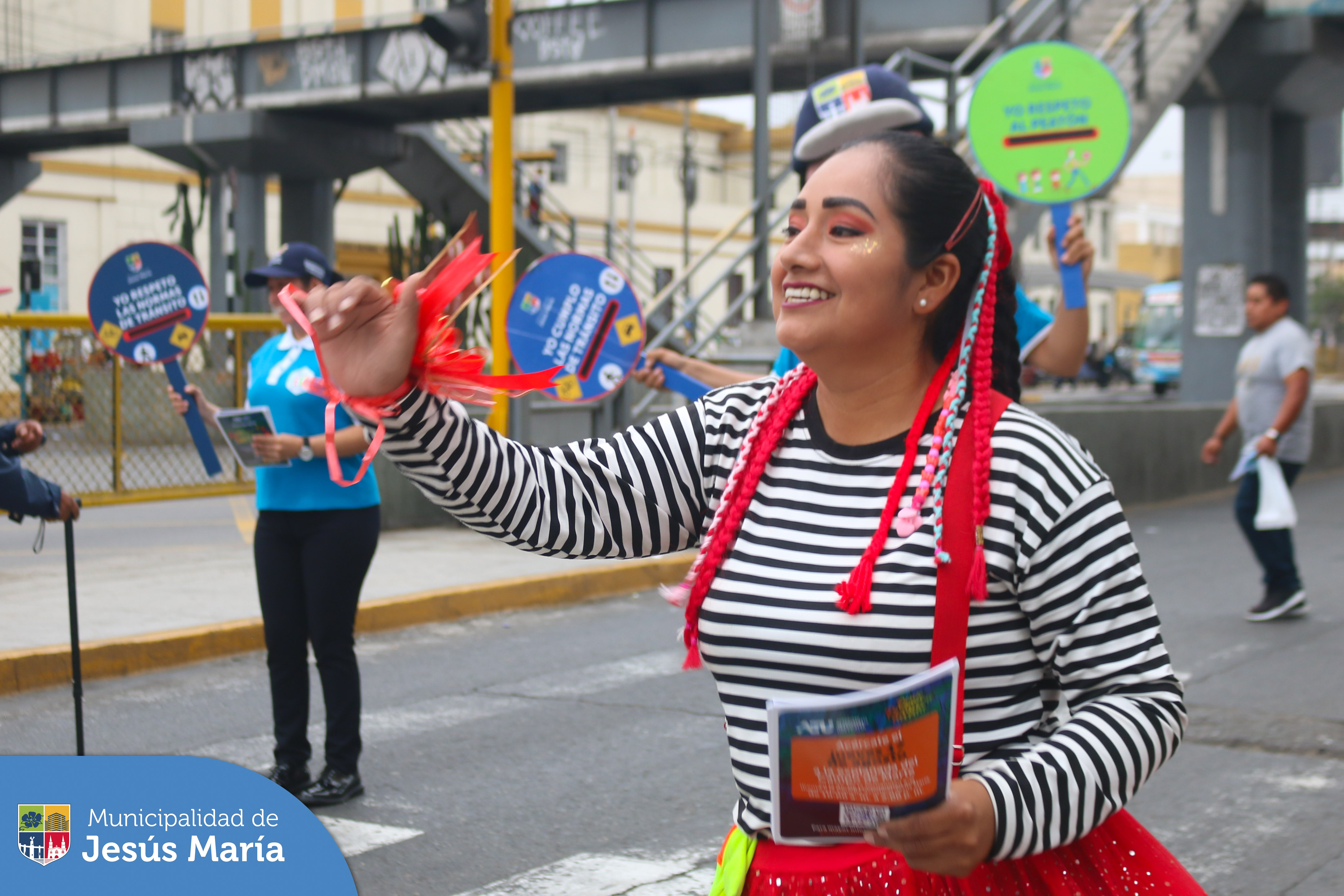 La Municipalidad de Jesús María con el apoyo de la Autoridad de Transporte Urbano, realizó con éxito la campaña "Conociendo y Respetando las Señales de Tránsito" 🚖 en la Av. Brasil con 28 de Julio.
🙌🏻 Recuerda que este jueves 17 se realizará la "Feria del Taxista 2023"🚕 en la Explanada del Campo de Marte, donde se brindarán atención médica gratuita 👩⚕️, promociones especiales para ti, tu familia 👨👩👧👦 y tu vehículo.
📣 ¡Pasa la voz!
#JesúsMaríaSomosTodos