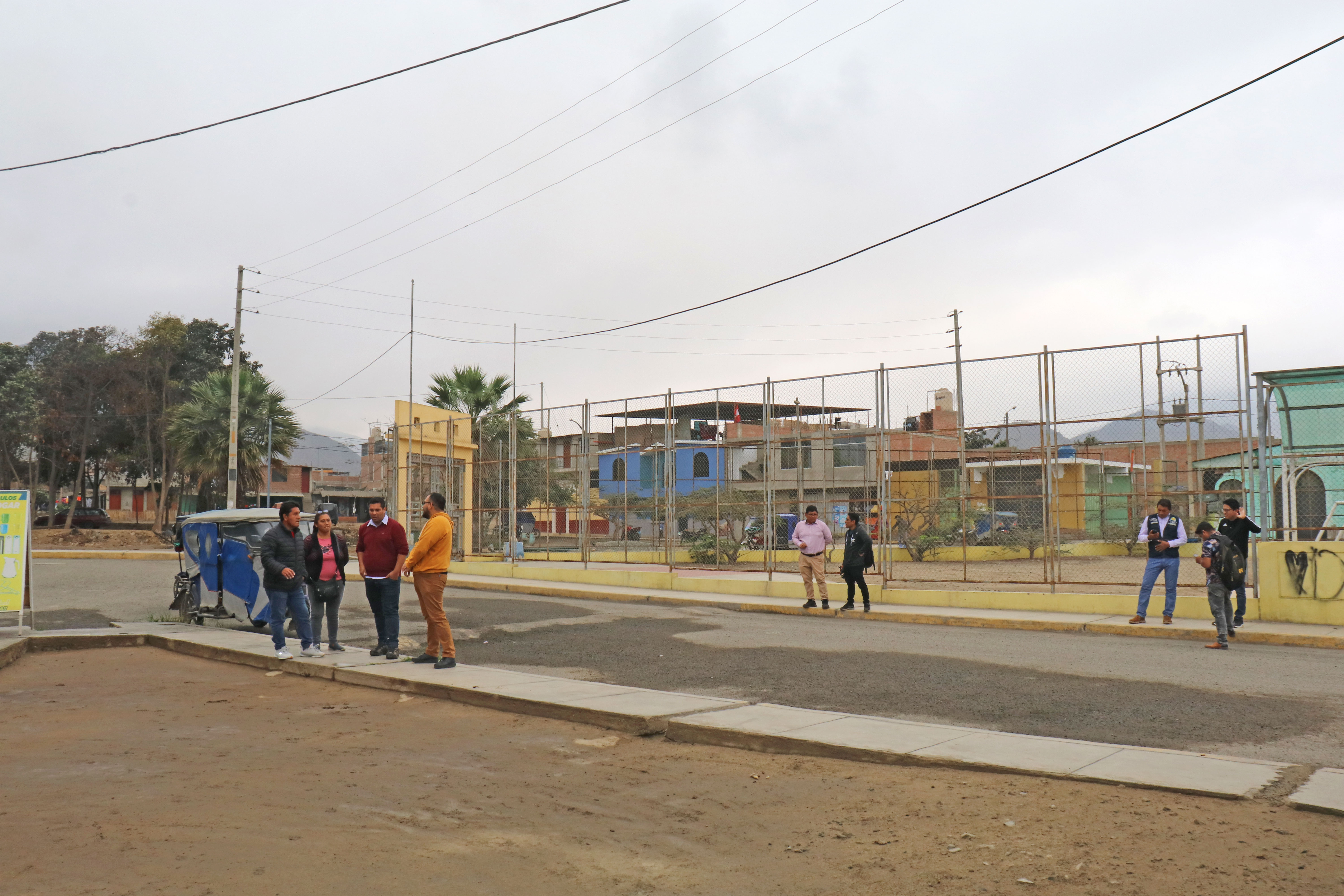 Gerente municipal dialogando con la junta vecinal del barrio San Pedro 