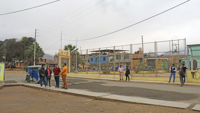 Gerente municipal dialogando con la junta vecinal del barrio San Pedro 