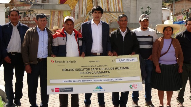 Sr. Alcalde Nixon Carhuajulca Becerra recibiendo el cheque simbólico por parte de la Unidad Ejecutora de Fondo Sierra Azul del Ministerio de Desarrollo Agrario y Riego