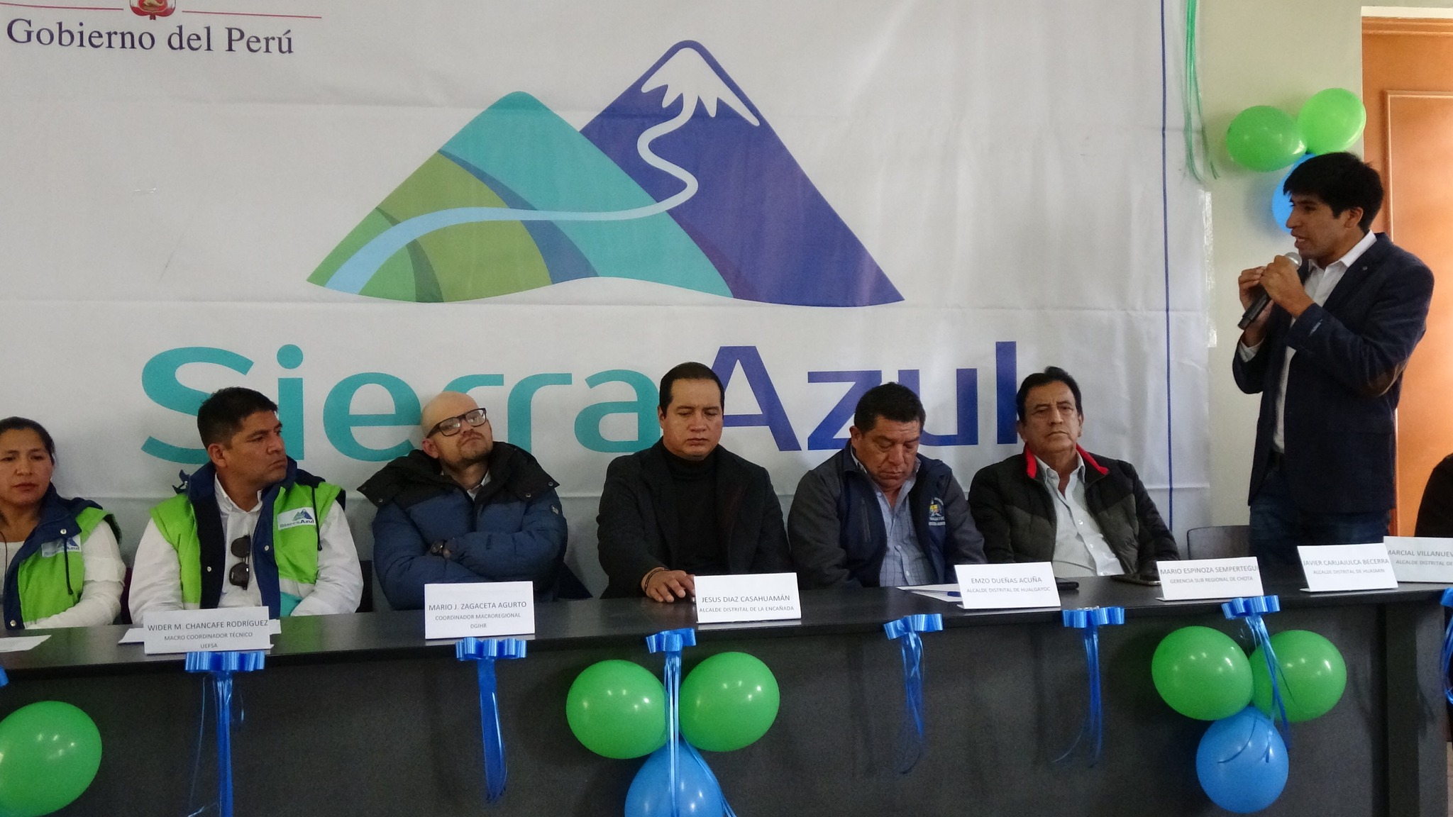 Ing. Nixon Caruajulca alcalde del Distrito de Huasmín, junto a los núcleos ejecutores y los comités de vigilancia, en una singular ceremonia desarrollada en el distrito de la Encañada
