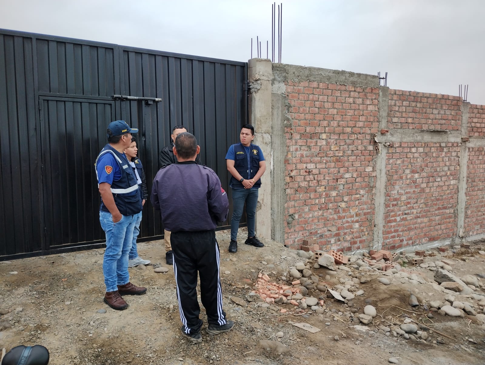 FISCALIZACIÓN TRIBUTARIA REALIZA INSPECCIÓN A LA EMPRESA CONSTRUYE E INNOVA "VARGAS S.A" QUE REALIZA CONTRUCCIÓN DE CERCO PERIMÉTRICO SIN CONTAR CON LICENCIA