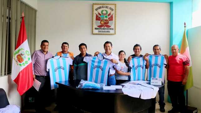 Alcalde de Cochabamba entregando uniformes deportivos al equipo de fútbol de Llanduma.