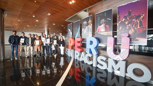 Periodistas deportivos y exfutbolistas sacan tarjeta roja al racismo