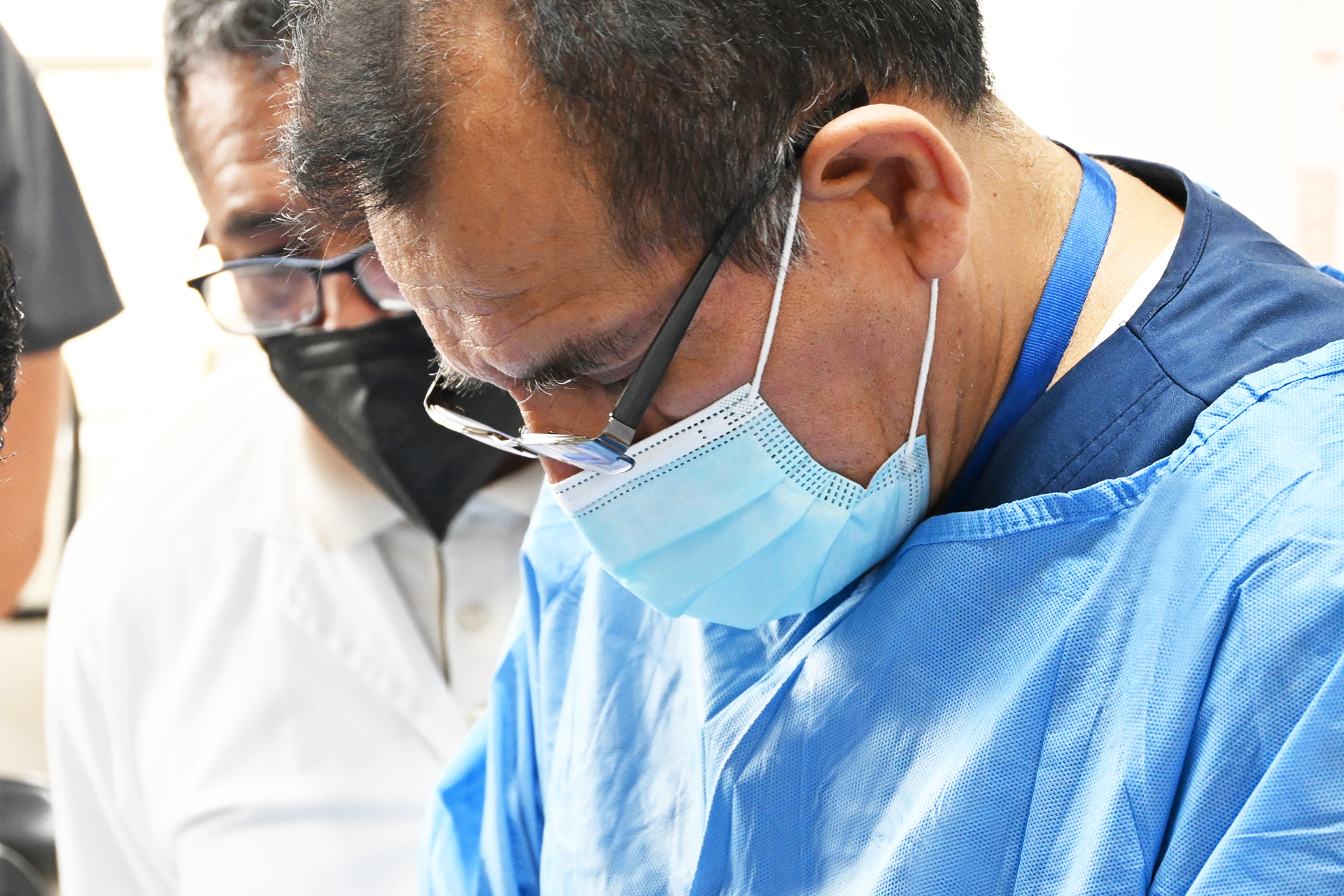 Médicos en procedimiento 2