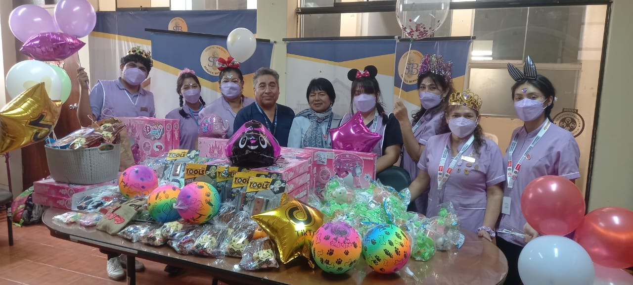 Director General del Hospital Nacional Sergio E. Bernales junto al Voluntariado Comunitario Génesis entregaron regalos a los niños en su día
