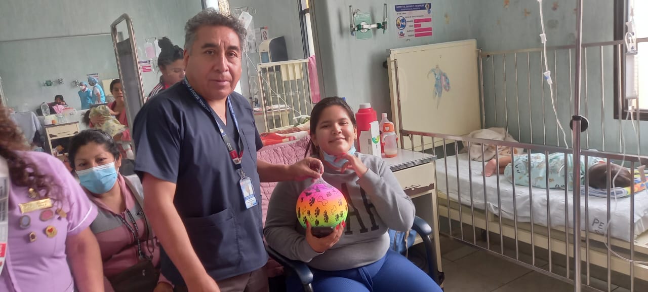 Director General del Hospital Nacional Sergio E. Bernales junto al Voluntariado Comunitario Génesis entregaron regalos a los niños en su día