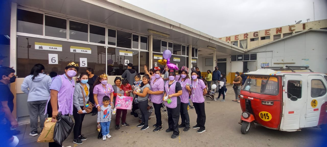 Director General del Hospital Nacional Sergio E. Bernales junto al Voluntariado Comunitario Génesis entregaron regalos a los niños en su día