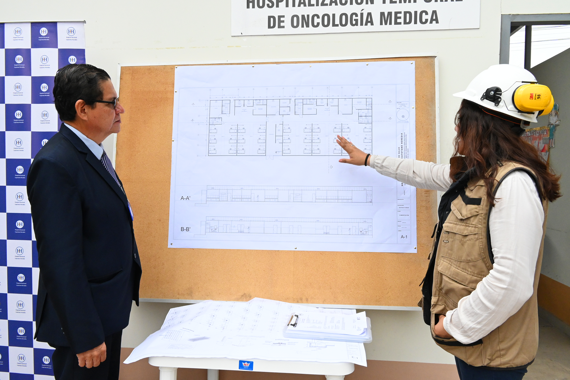 Ingeniera explicando