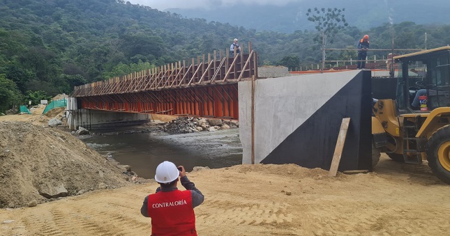 La Contraloría General alertó al Ministerio de Transportes y Comunicaciones (MTC), como resultado de diversos informes de control simultáneo, sobre una serie de hechos que ponen en riesgo la ejecución de obras para la rehabilitación de puentes en tres regiones del país, valorizadas en S/ 67 860 260 aproximadamente, entre los cuales figuran principalmente la duplicidad de partidas y pagos por trabajos no realizados, lo cual afectaría la correcta liquidación de la ejecución de los trabajos y la oportuna culminación de la rehabilitación de diez puentes que mejorarán el tránsito vehicular en las zonas involucradas.