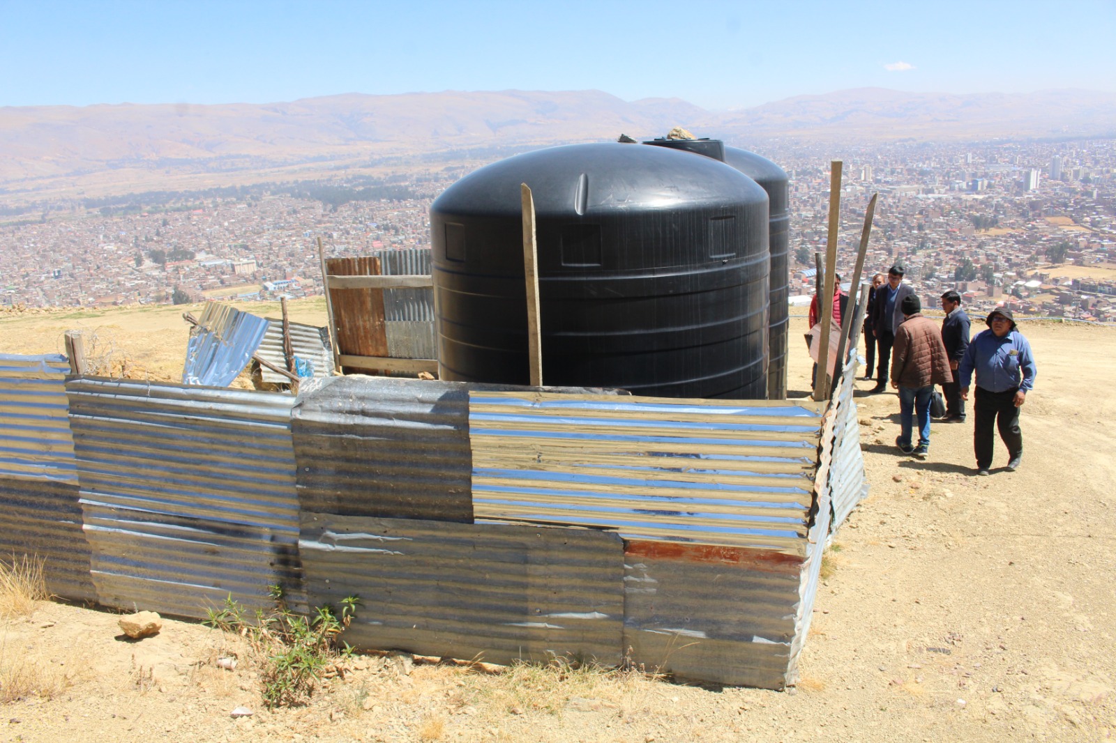 Con camiones cisterna, reparten agua en Chilca Alta