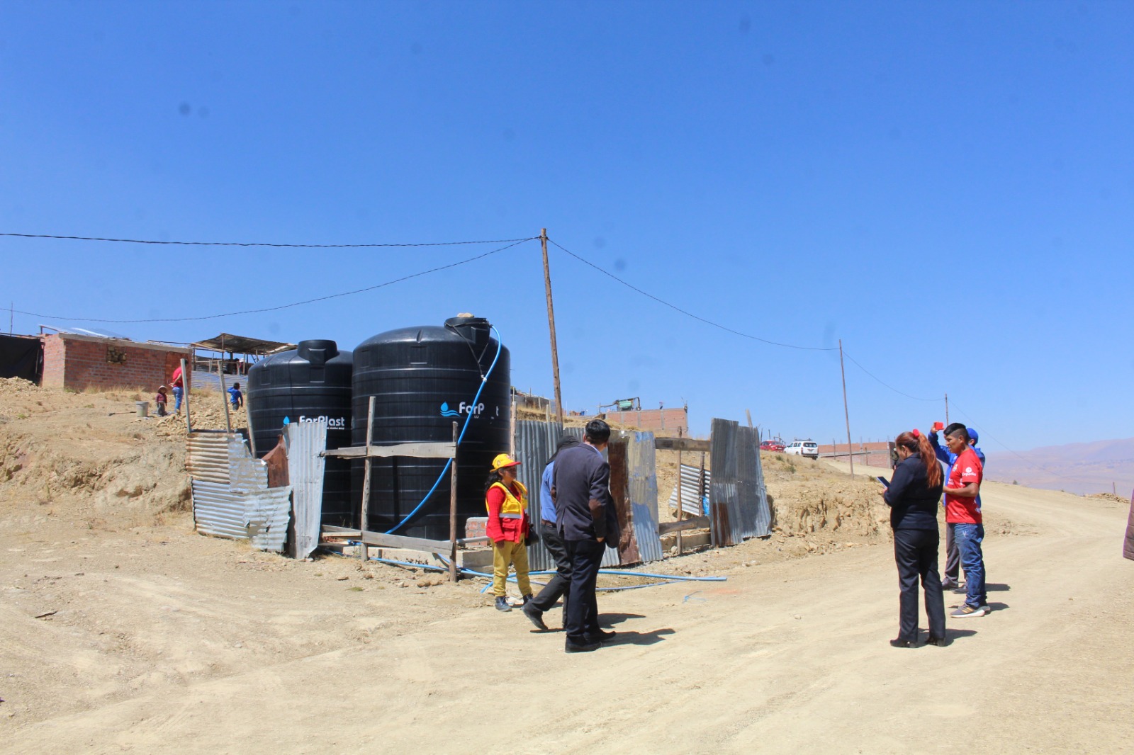 Con camiones cisterna, reparten agua en Chilca Alta