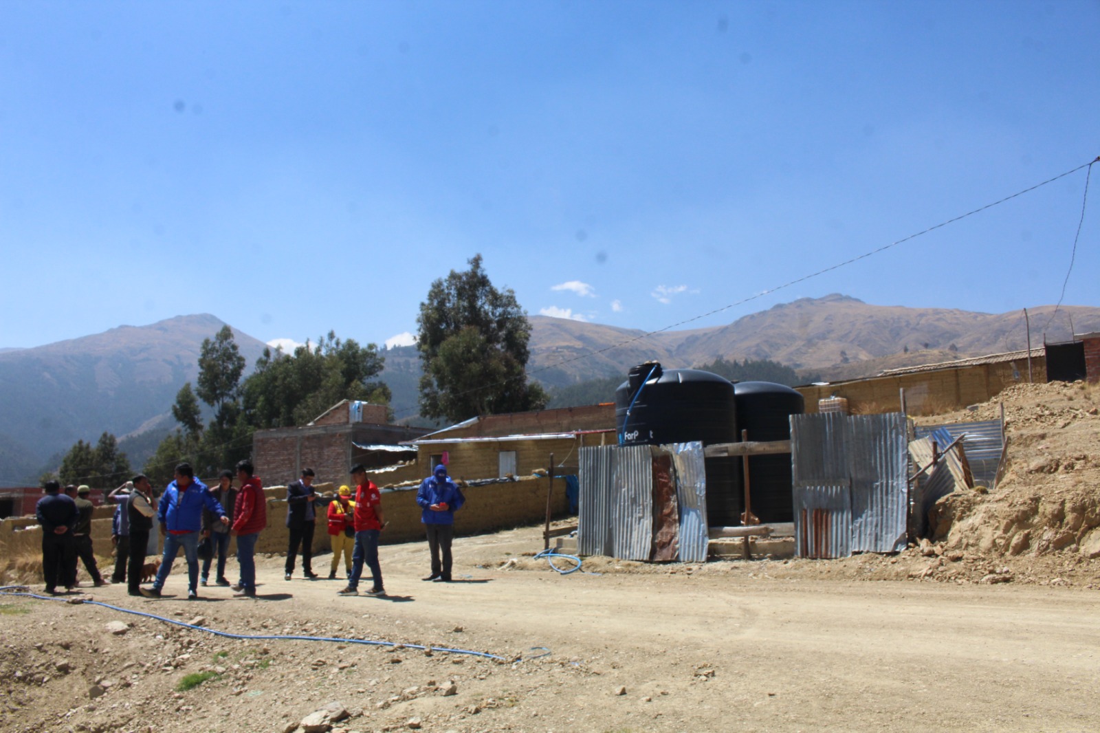 Con camiones cisterna, reparten agua en Chilca Alta