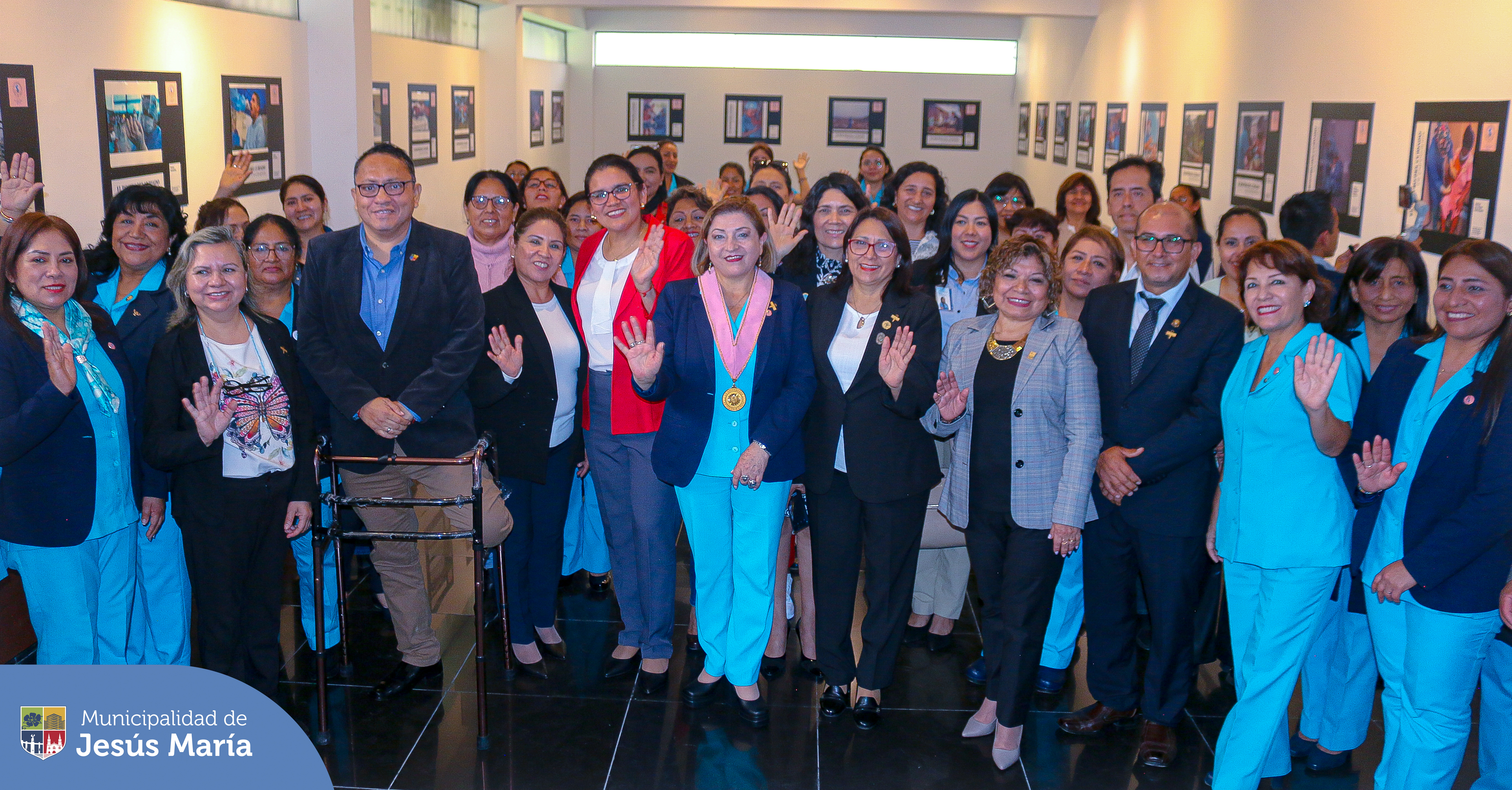 Con éxito se realizó la inauguración de la exposición de arte 📷 "Retratos del Cuidado de Enfermería" 👩🏻⚕️ con el objetivo de reconocer y revalorar su entrega al estar siempre en la primera línea de atención. 🫱🏻🫲🏼
El evento contó con la presencia de nuestros regidores y el Colegio de Enfermeros del Perú. El ingreso es libre y la muestra permanecerá hasta el 🗓️ 31 de agosto. ¡Los esperamos! 📌 Centro Cultural Sérvulo Gutiérrez - Av. Horacio Urteaga 535.
#JesúsMaríaSomosTodos