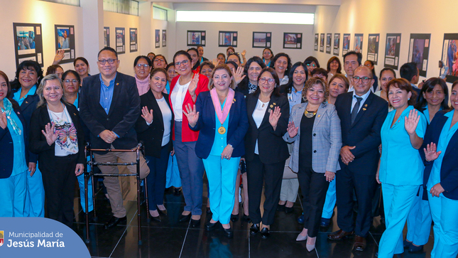 Con éxito se realizó la inauguración de la exposición de arte  📷 "Retratos del Cuidado de Enfermería" 👩🏻‍⚕️ con el objetivo de reconocer y revalorar su entrega al estar siempre en la primera línea de atención. 🫱🏻‍🫲🏼
El evento contó con la presencia de nuestros regidores y el Colegio de Enfermeros del Perú. El ingreso es libre y la muestra permanecerá hasta el 🗓️ 31 de agosto. ¡Los esperamos! 📌 Centro Cultural Sérvulo Gutiérrez - Av. Horacio Urteaga 535.
#JesúsMaríaSomosTodos