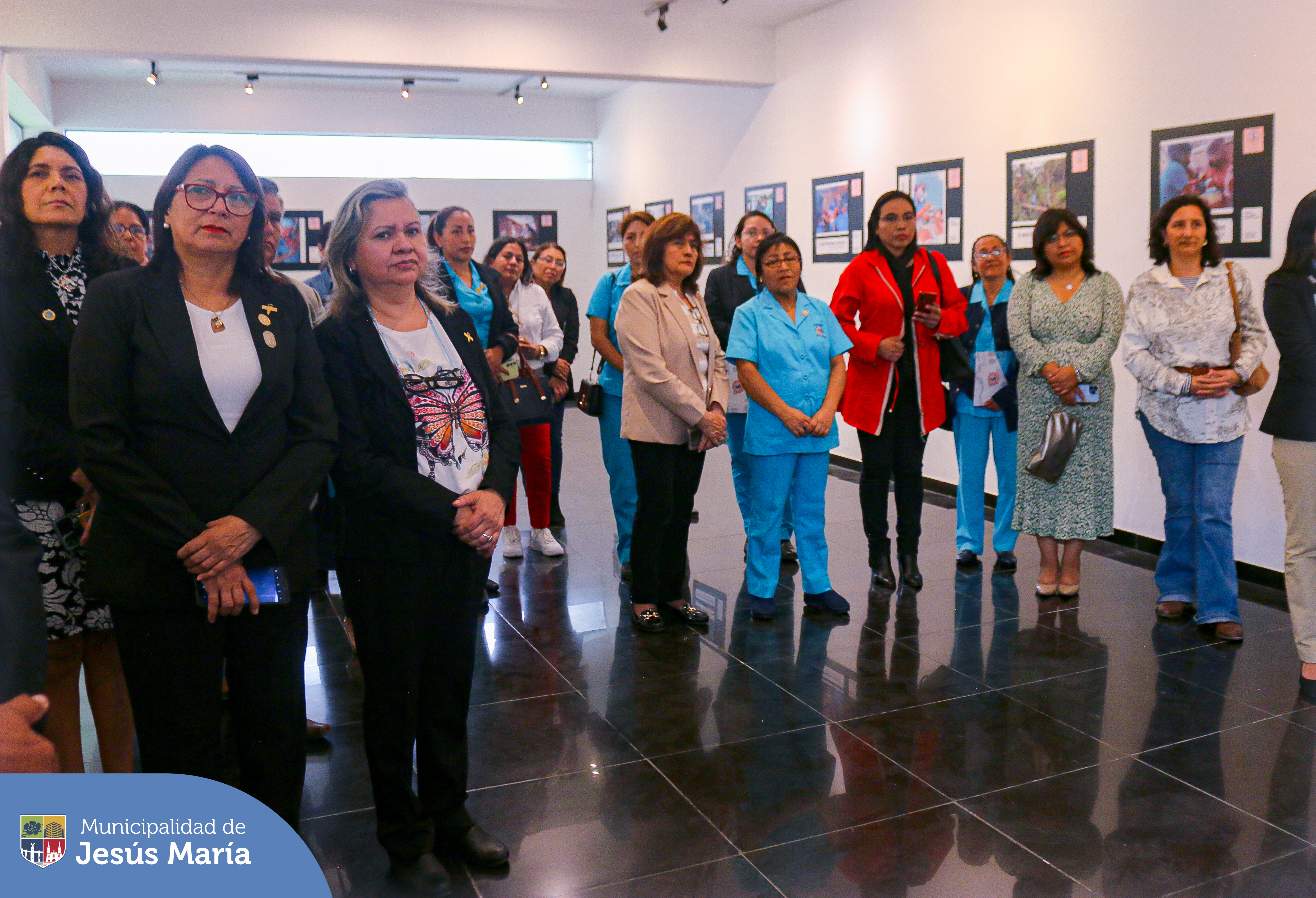 Con éxito se realizó la inauguración de la exposición de arte 📷 "Retratos del Cuidado de Enfermería" 👩🏻⚕️ con el objetivo de reconocer y revalorar su entrega al estar siempre en la primera línea de atención. 🫱🏻🫲🏼
El evento contó con la presencia de nuestros regidores y el Colegio de Enfermeros del Perú. El ingreso es libre y la muestra permanecerá hasta el 🗓️ 31 de agosto. ¡Los esperamos! 📌 Centro Cultural Sérvulo Gutiérrez - Av. Horacio Urteaga 535.
#JesúsMaríaSomosTodos
