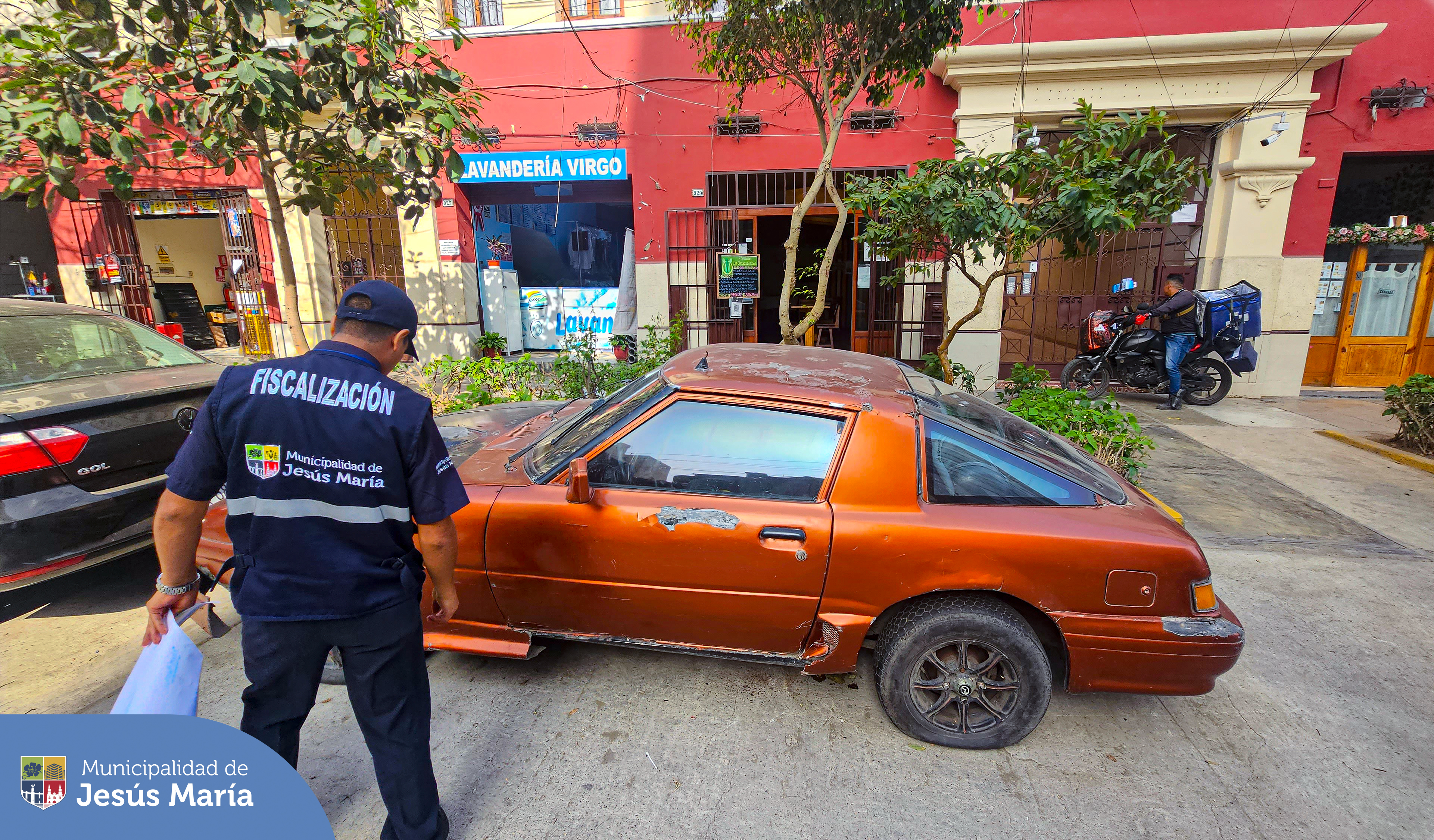💪 Gerencia de Fiscalización de Jesús María, realiza acciones de control contra vehículos 🚘 abandonados en la cuadra 9 de la Av. Pachacútec obstaculizando la libre circulación y entorpeciendo el tráfico. 🚫🚎
✅ Exhortamos a los vecinos a respetar las normas de convivencia, a fin de preservar en el distrito un espacio óptimo para transitar y disfrutar de los lugares públicos con tranquilidad. 🫱🏻🫲🏼
Porque en #JesúsMaríaSomosTodos