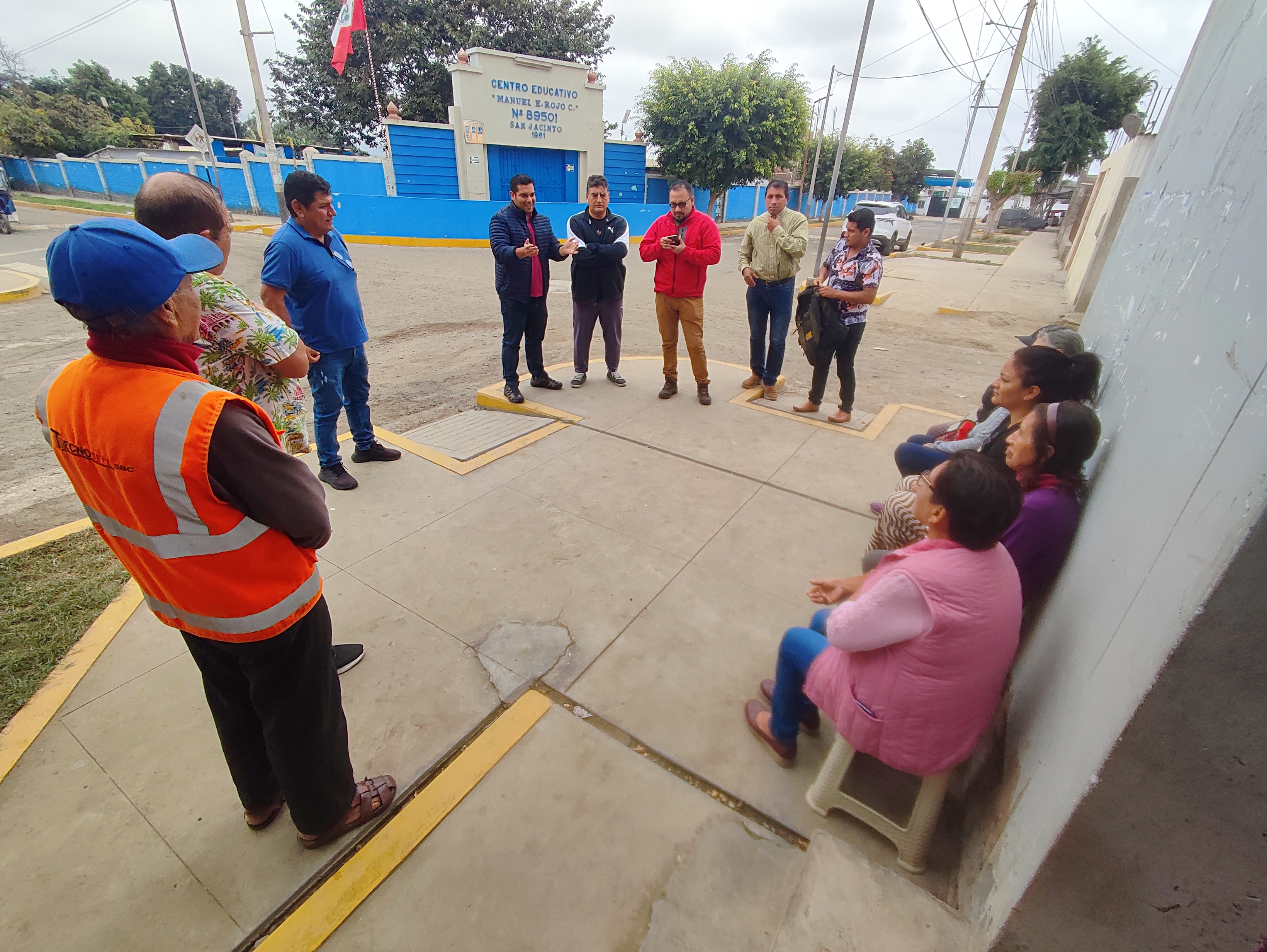 Funcionarios escuchan inquietudes de los vecinos de Solidex Bajo