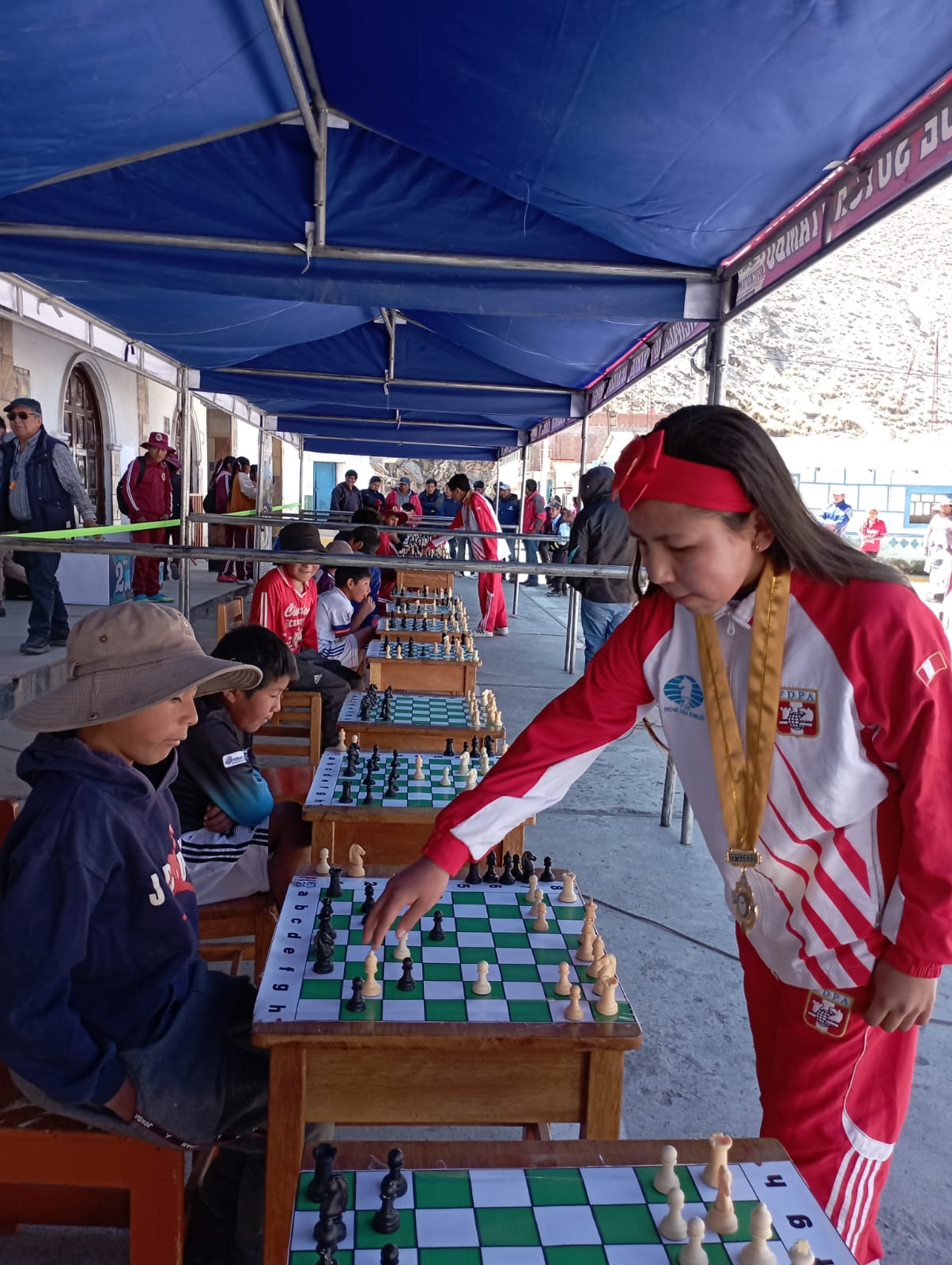 COMPETENCIA: SIMULTANEA DE AJEDREZ EN EL DISTRITO DE SUYCKUTAMBO 2023
Hoy en horas de la mañana se desarrolló, la gran competencia SIMULTANEA DE AJEDREZ, con la finalidad de motivar la practica de esta disciplina deportiva a todos los niños, jóvenes y adultos del distrito de Suyckutambo. El juego de ajedrez ayuda a construir el aprendizaje, la realidad social y cultural, es decir, la comprensión de nuestro entorno.
En esta actividad participaron los niños campeones en ajedrez, Vincent Cárdenas Lima y Marianné Cárdenas Lima de la ciudad de Cusco; Interactuando en la competencia simultanea de Ajedrez, con todo los participantes de diferentes edades.
Municipalidad Distrital de Suyckutambo.
Gestión 2023 - 2026