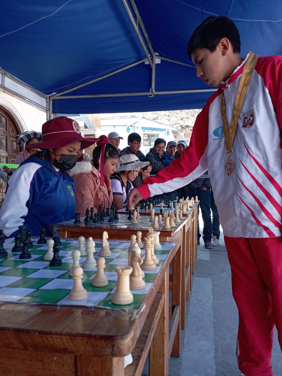 COMPETENCIA: SIMULTANEA DE AJEDREZ EN EL DISTRITO DE SUYCKUTAMBO 2023
Hoy en horas de la mañana se desarrolló, la gran competencia SIMULTANEA DE AJEDREZ, con la finalidad de motivar la practica de esta disciplina deportiva a todos los niños, jóvenes y adultos del distrito de Suyckutambo. El juego de ajedrez ayuda a construir el aprendizaje, la realidad social y cultural, es decir, la comprensión de nuestro entorno.
En esta actividad participaron los niños campeones en ajedrez, Vincent Cárdenas Lima y Marianné Cárdenas Lima de la ciudad de Cusco; Interactuando en la competencia simultanea de Ajedrez, con todo los participantes de diferentes edades.
Municipalidad Distrital de Suyckutambo.
Gestión 2023 - 2026