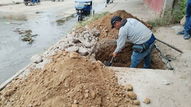 INICIA OBRA  PARA EVITAR QUE DESAGÜES INGRESEN AL CANAL VÍA