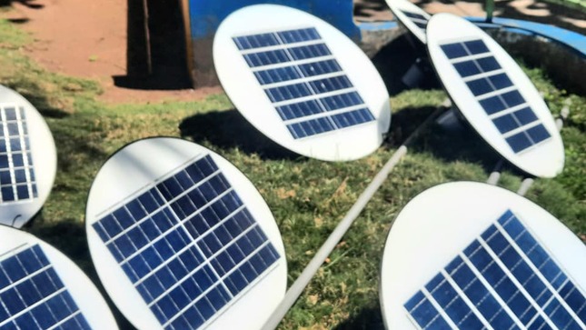 instalación de OVNI LED de 150 W con panel  solar 