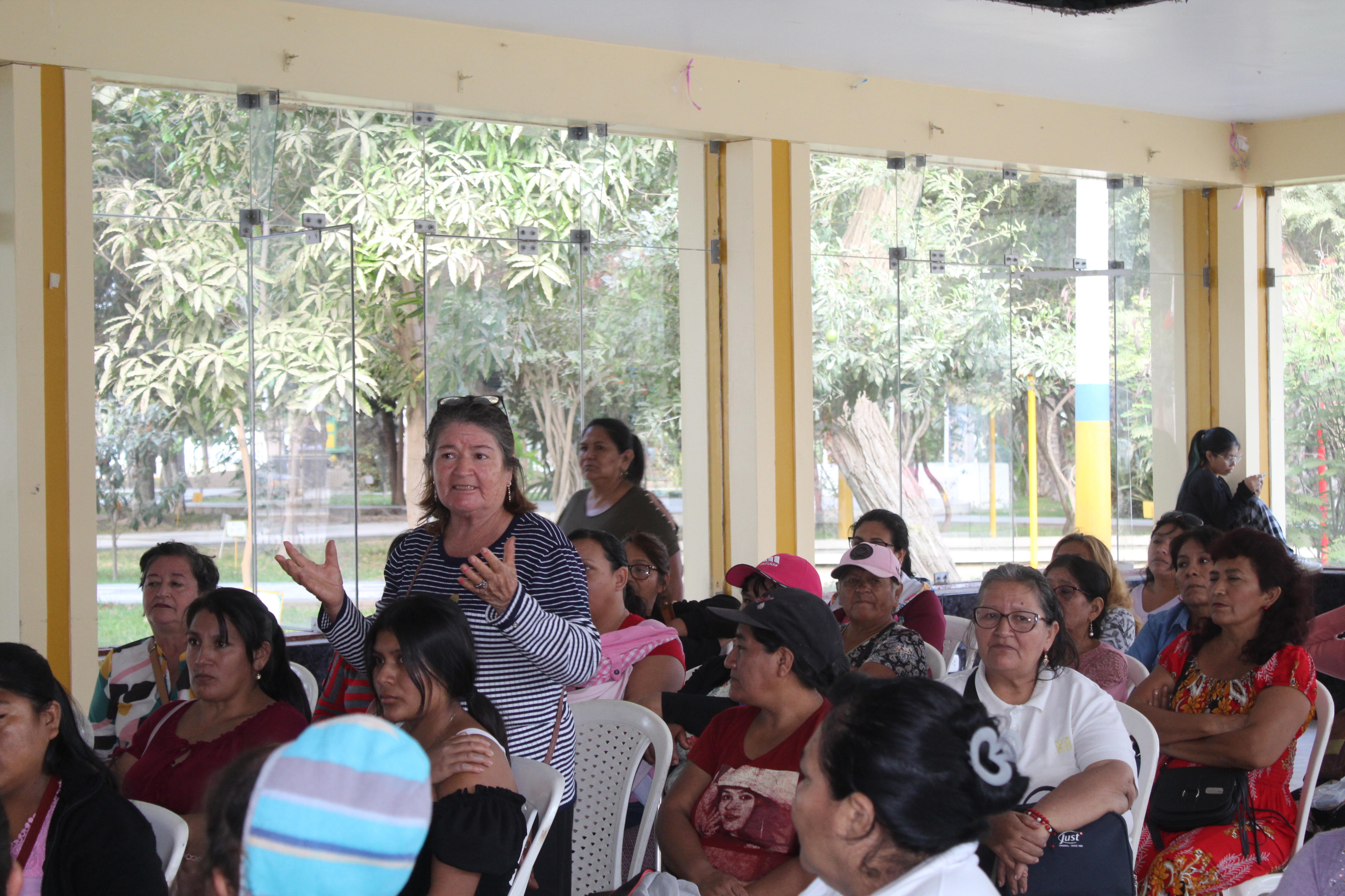 FOTO DE LA REUNIÓN CON LIDERES DE LOS COMEDORES POPULARES