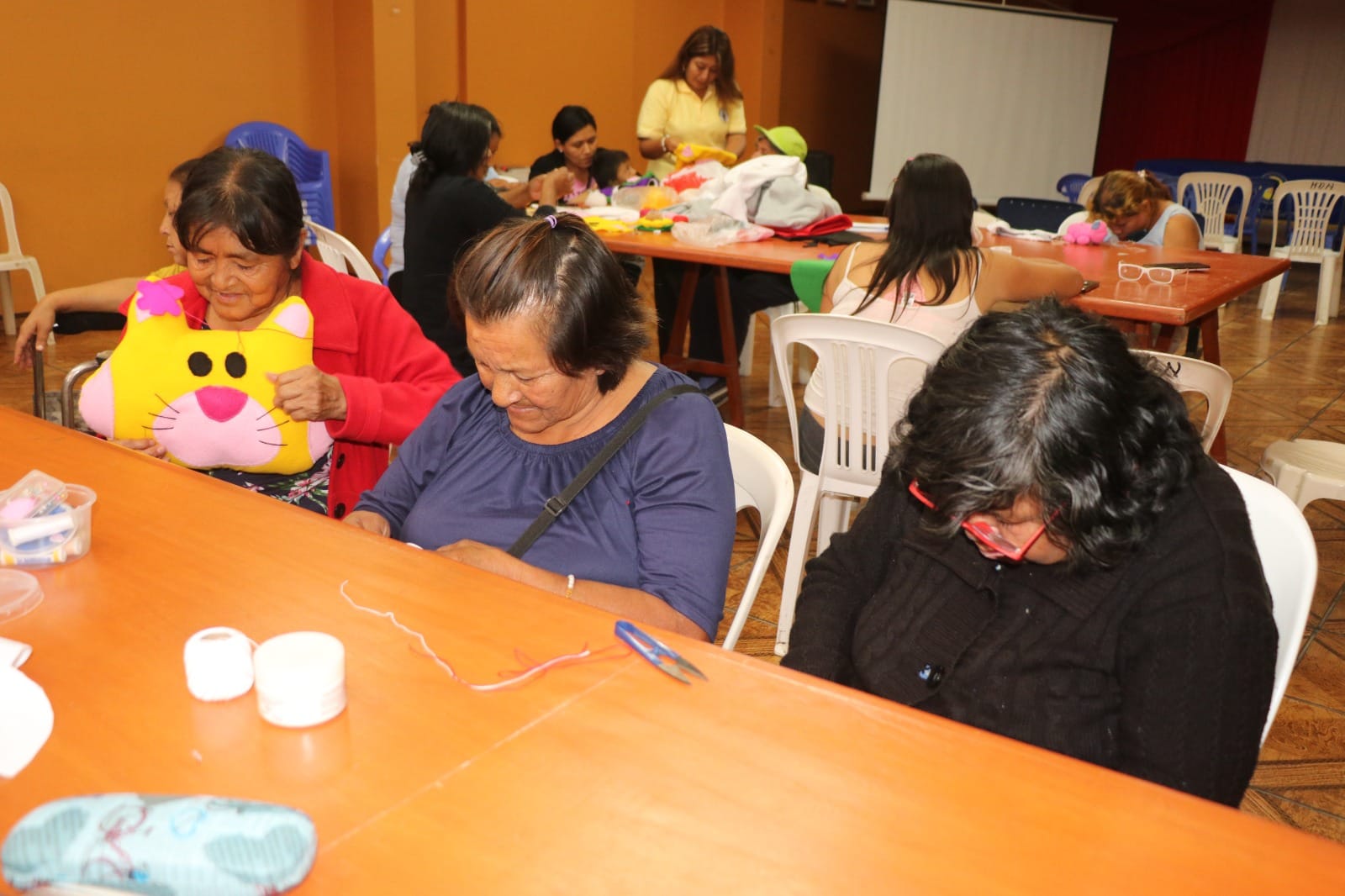OMAPED HUAURA REALIZA TALLER DE MANUALIDADES DIRIGIDO A PERSONAS CON HABILIDADES DIFERENTES
