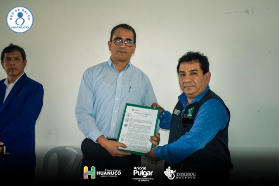 Imagen que muestra la entrega de la resolución.