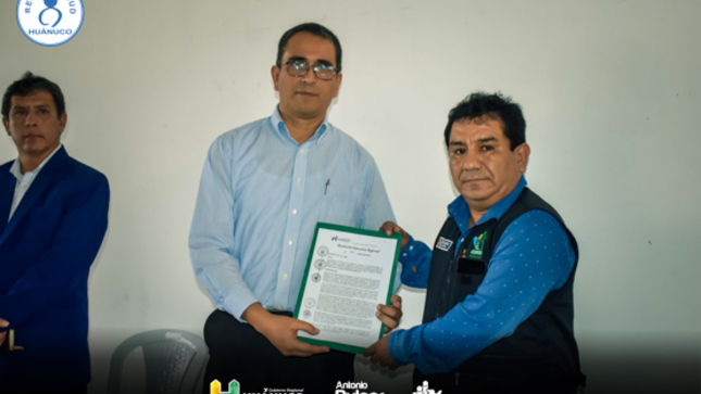 Imagen que muestra la entrega de la resolución.