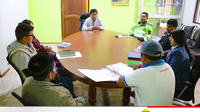 Los integrantes del Comité Distrital de Seguridad Ciudadana (Codisec), presidido por el alcalde Manuel Villar Romero, sostuvieron una reunión de trabajo con la finalidad de coordinar el fortalecimiento del trabajo a desarrollar los siguientes meses.
“Vamos a trabajar de la mano como un solo equipo. Nuestro compromiso es garantizar la seguridad en el distrito, para que los vecinos y visitantes se sientan seguros y confíen en sus autoridades”, comentó el alcalde distrital.