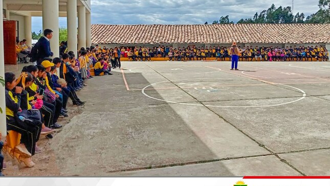 Los asistentes participan y reflexionan, sobre la importancia de denunciar a tiempo cualquier acto de violencia que vulnere los derechos de los ciudadanos, principalmente de los niños, niñas y adolescentes.
Ante cualquier situación de violencia acércate a la DEMUNA de tu municipalidad y denuncia el hecho.